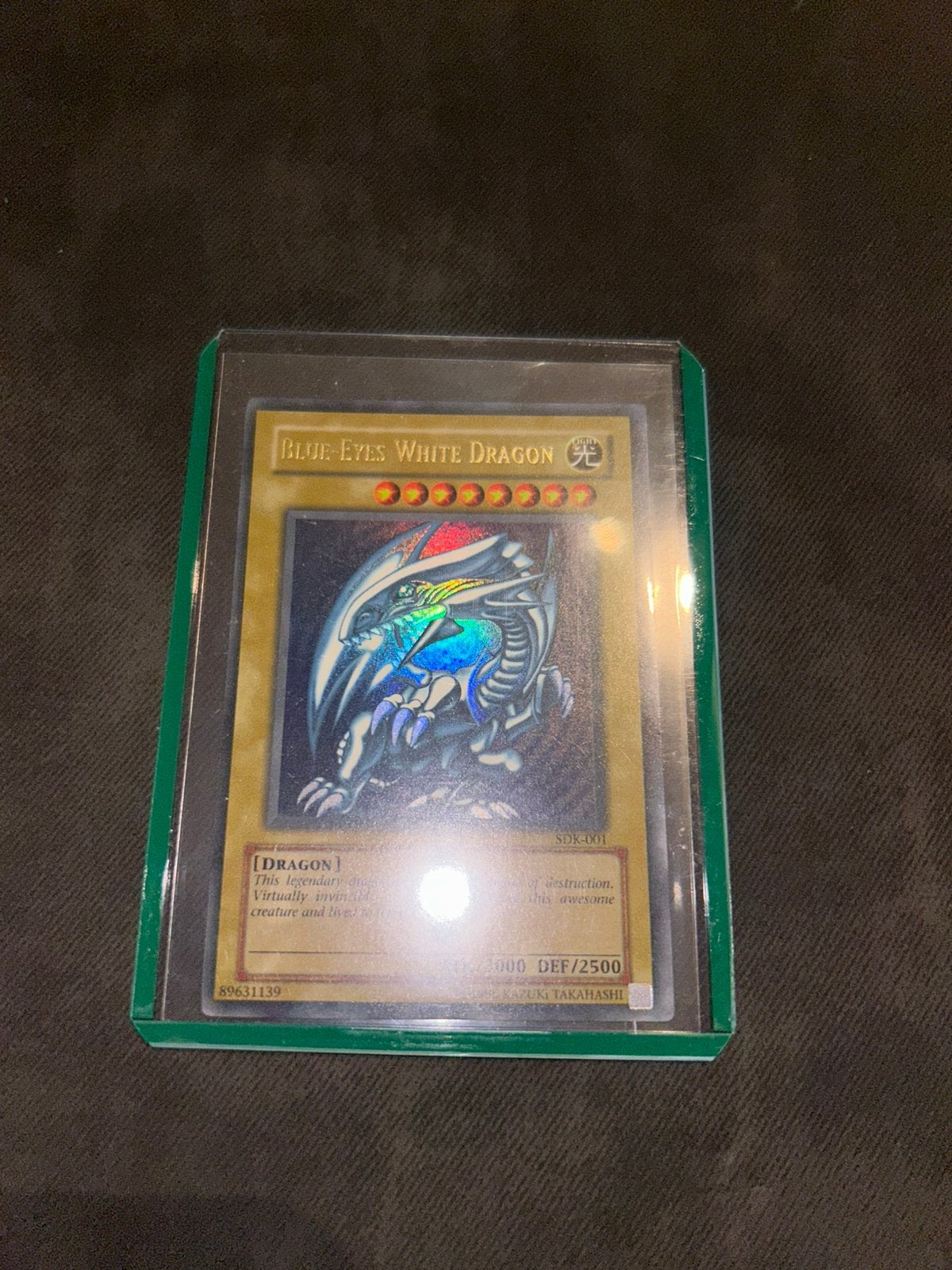 Blue-Eyes White Dragon (SDK-001) Stamp achterzijde, Ophalen of Verzenden, Zo goed als nieuw, Losse kaart, Foil
