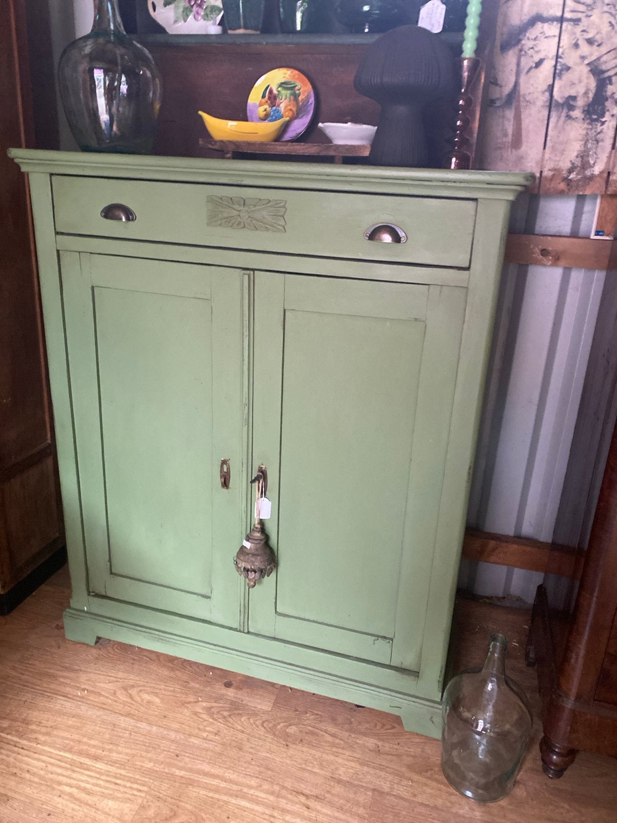 Groene vintage kast met sleetse effecten, Ophalen