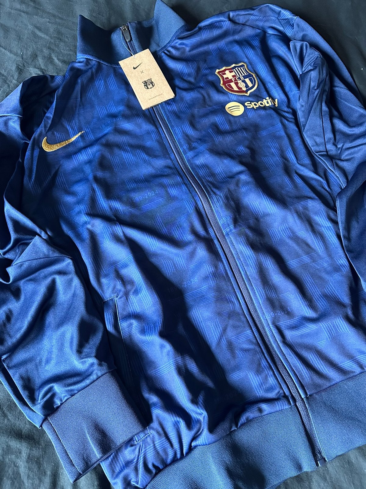 Vestje FC Barcelona 2024 gloednieuw met prijskaartje maat M, Ophalen of Verzenden, Nieuw, Blauw