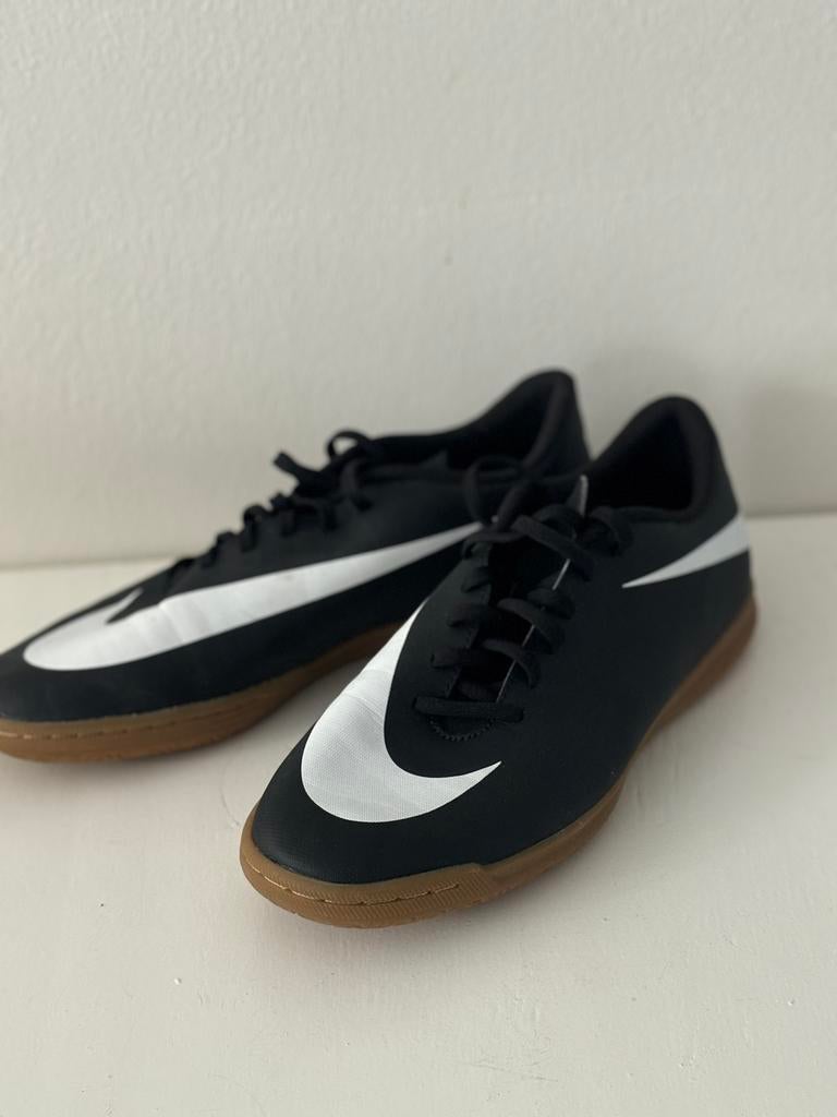 Nike zaalvoetbal schoenen maat 43, Maat XS of kleiner, Ophalen, Zo goed als nieuw, Schoenen