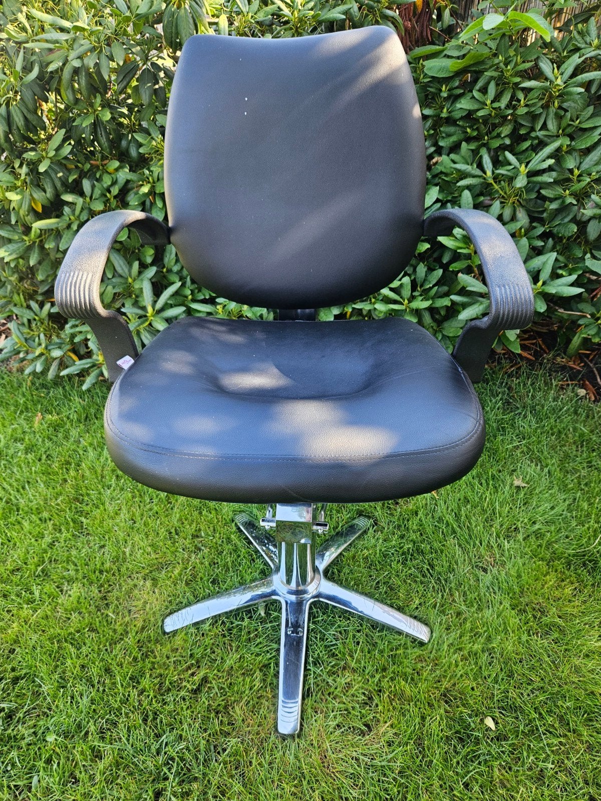 Kappersstoel / Salonstoel - Zwart met chromen onderstel, Gebruikt, Modern, Kappersstoel, Zwart, Ophalen of Verzenden