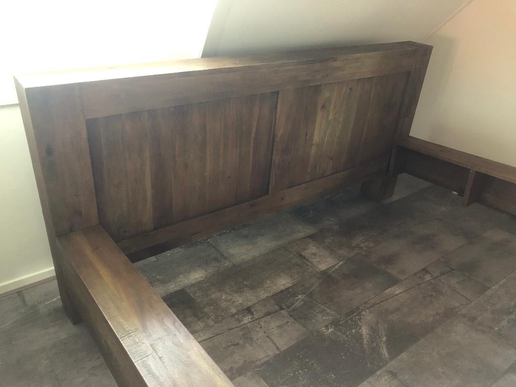 Bed met bijbehorende nachtkastjes, Ophalen, Gebruikt, Bruin, Tweepersoons