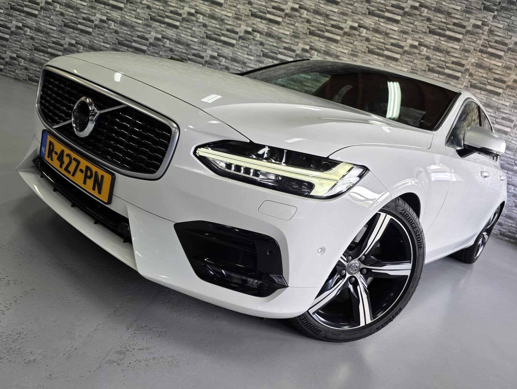 Volvo S90 2.0 T6 AWD Inscription R Design *320PK*Ice white*!, Auto's, Volvo, Euro 6, 4 cilinders, 1969 cc, 320 pk