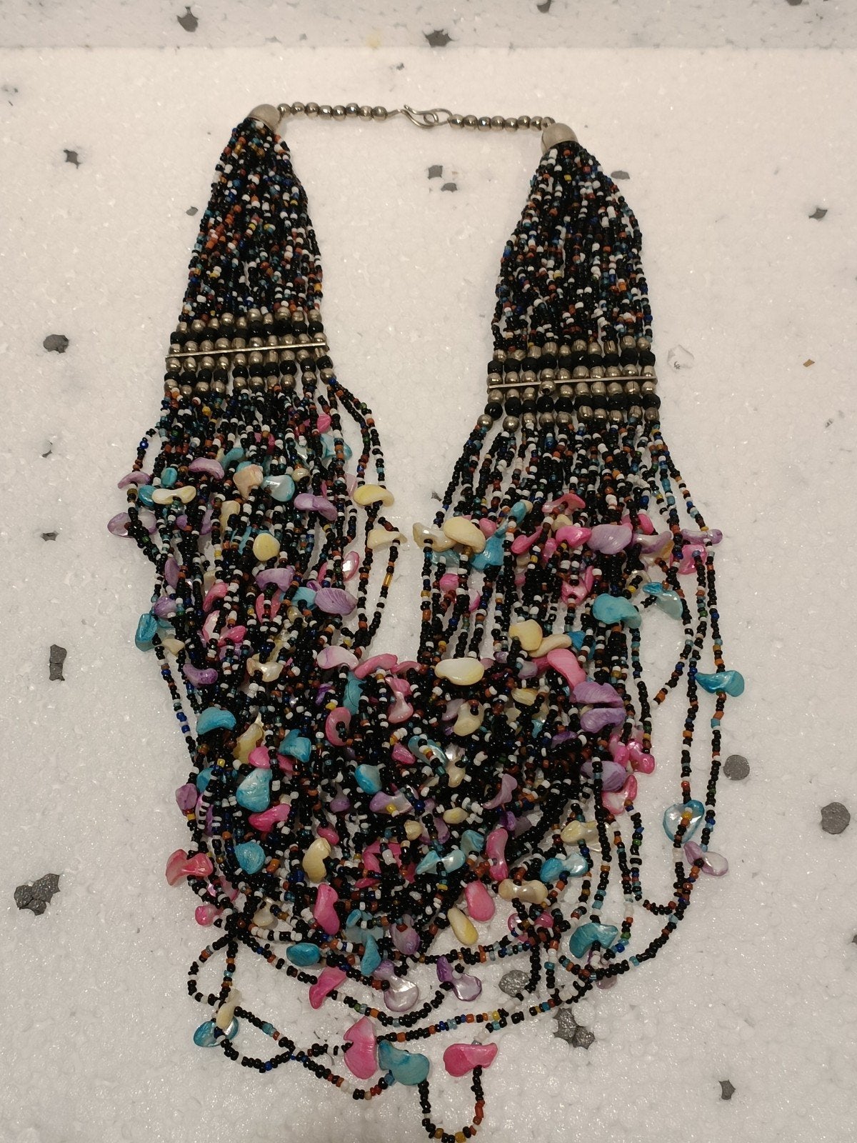 Vintage ketting met schelpvormige glazen kralen, Ophalen of Verzenden, Gebruikt, Overige kleuren, Overige materialen