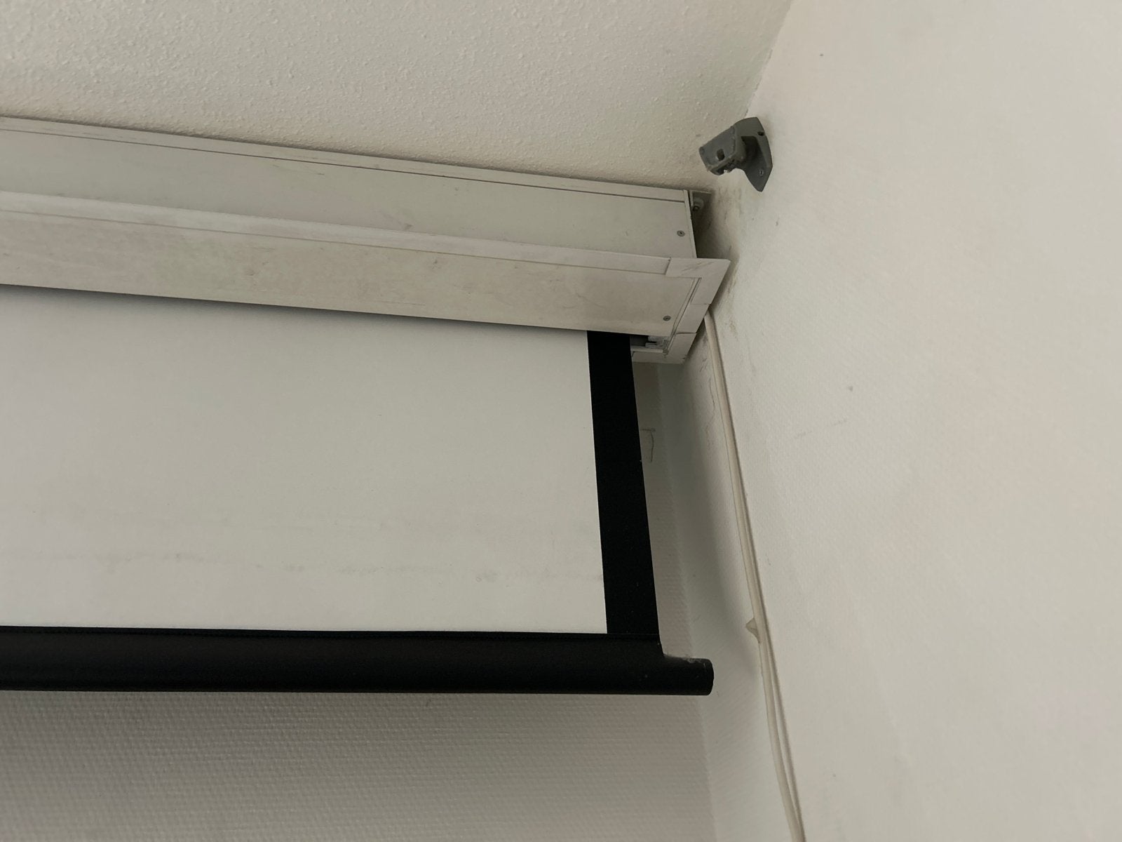 Elektrisch oprolbaar projectiescherm, Ophalen, Elektrisch, Gebruikt