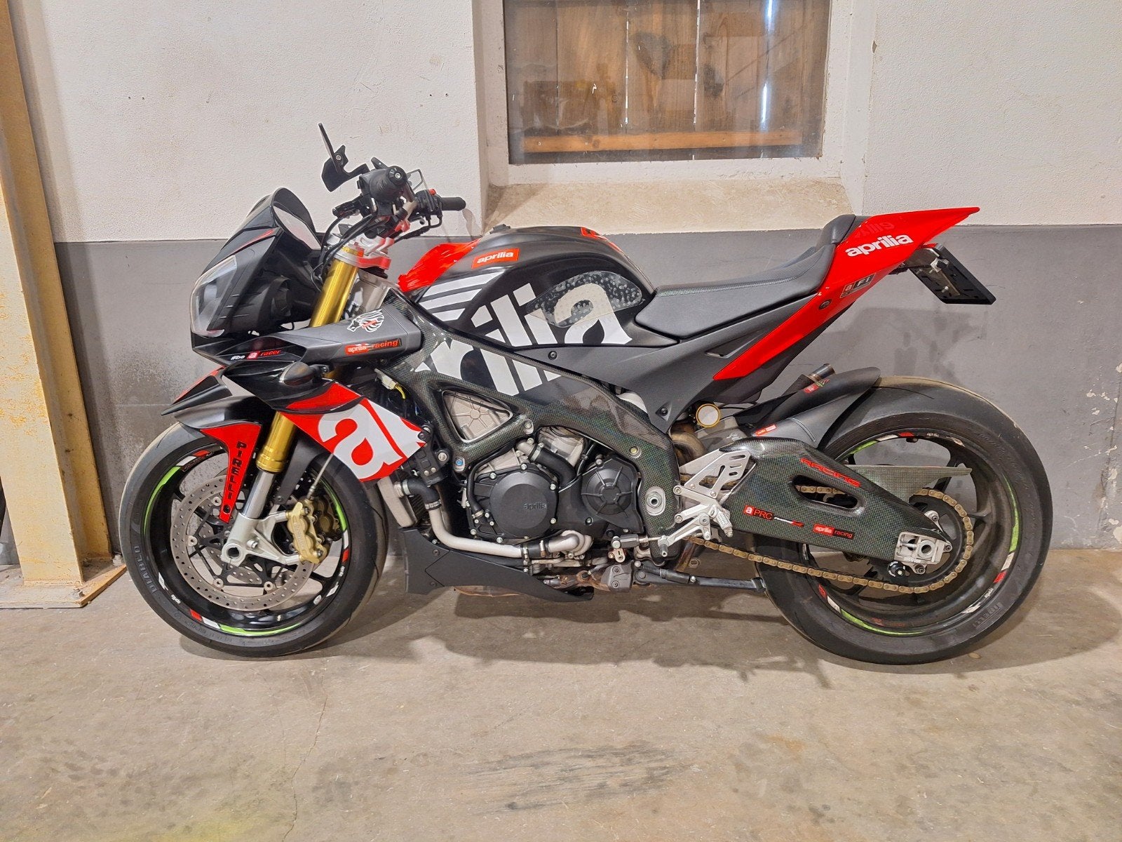 Foto 16 van DIKSTE Aprilia Tuono V4 APRC Hyper Naked carbon RSV4 MT09