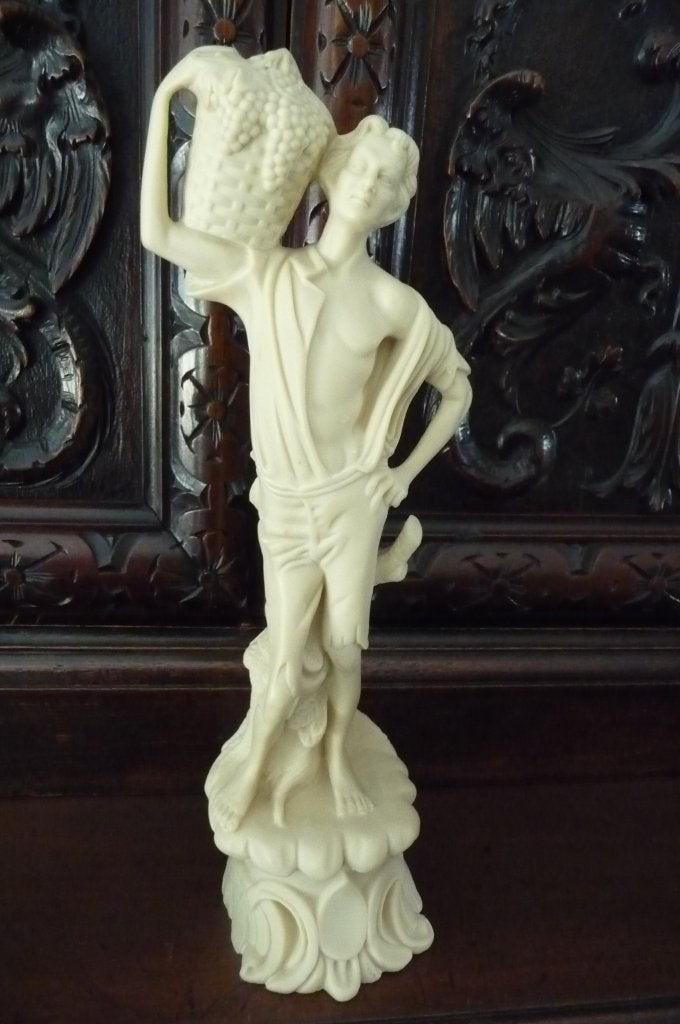Vintage beeldje van man met druivenmand, Ophalen of Verzenden, Handgemaakt, 20 - 50 cm, Wit