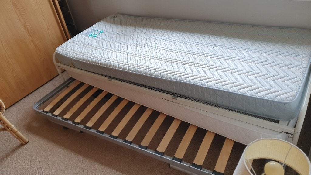 onderschuifbed met matras, Huis en Inrichting, Slaapkamer | Bedden, Ophalen, Wit, Tweepersoons, Zo goed als nieuw