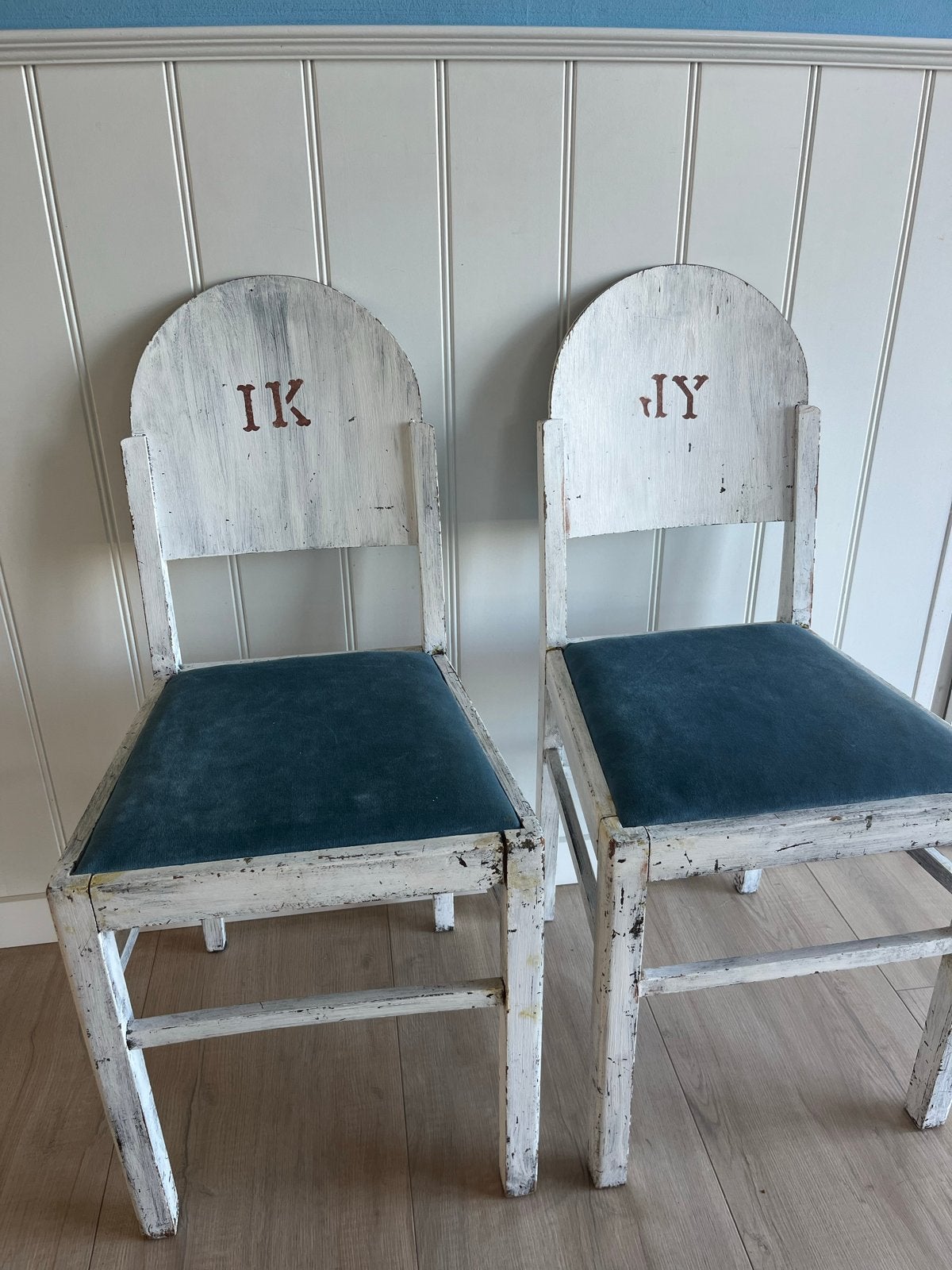 Twee zeer oude stoeltjes - 'IK' en 'JIJ', Ophalen