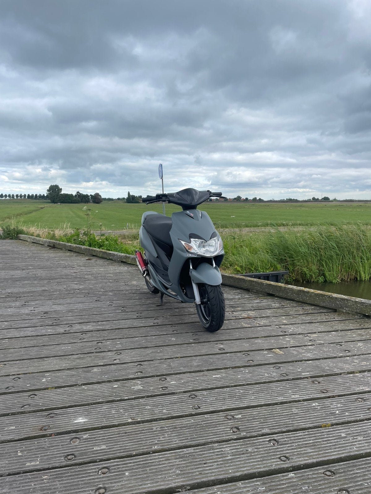 Prachtige Yamaha jog r 70cc - Grijs - Goed onderhouden, Fietsen en Brommers, Brommeronderdelen | Scooters, Ophalen, Gebruikt, Uitlaat
