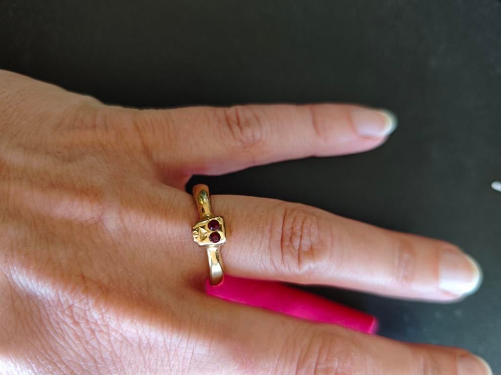 Gouden ring met doodshoofd en rode steentjes uno de 50, Ophalen of Verzenden, Zo goed als nieuw, 17 tot 18, Dame of Heer