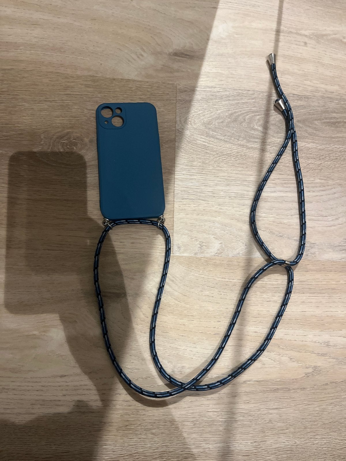 Blauw iPhone hoesje met koord - Siliconen, IPhone 13, Met koord, Blauw, Hoesje of Tasje