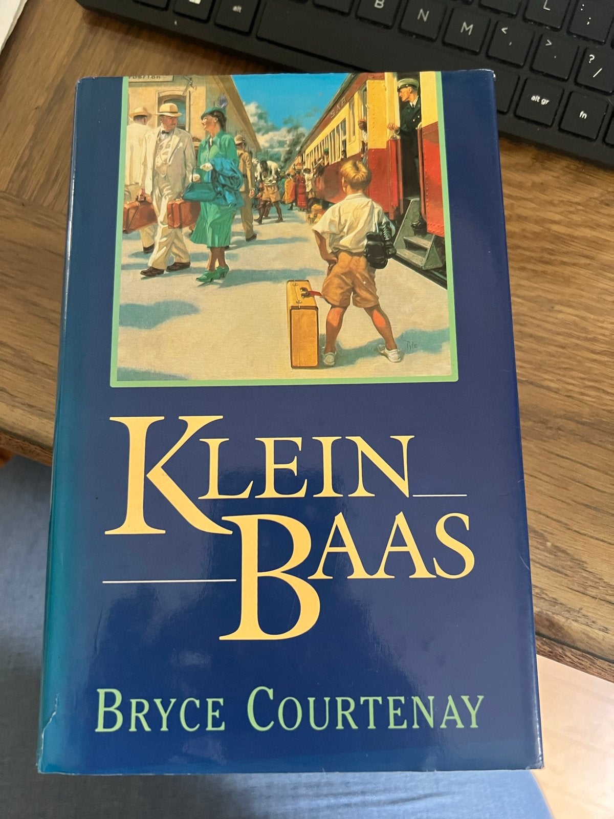 Klein Baas - Bryce Courtenay (ISBN 9025468233), Ophalen of Verzenden, Gelezen, Nederland