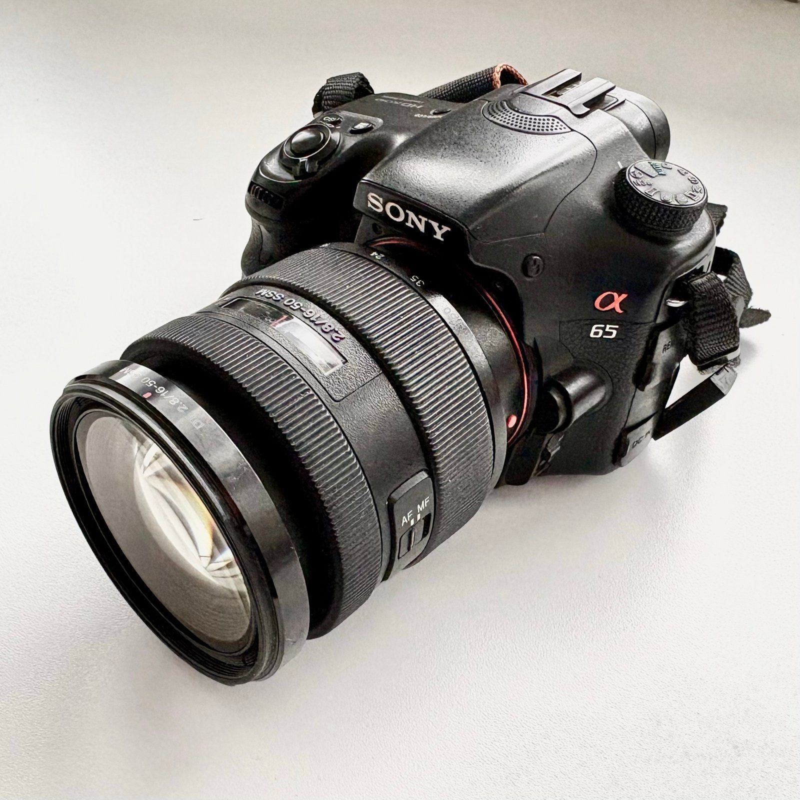 Sony SLT-A65V spiegelreflexcamera met DT 2.8/16-50 SSM lens, Gebruikt, Spiegelreflex, Ophalen of Verzenden, Accu