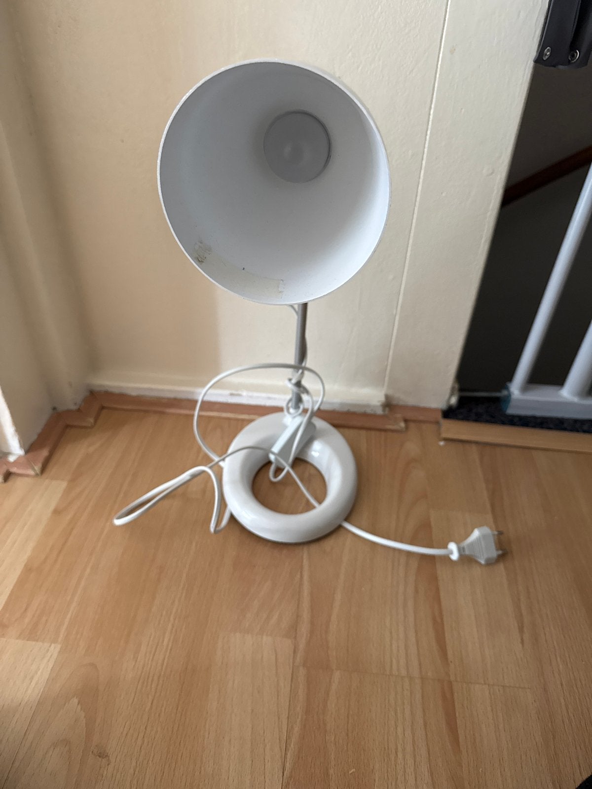 Witte bureaulamp met verstelbare arm en ronde voet, Gebruikt, Wit, Metaal, Modern