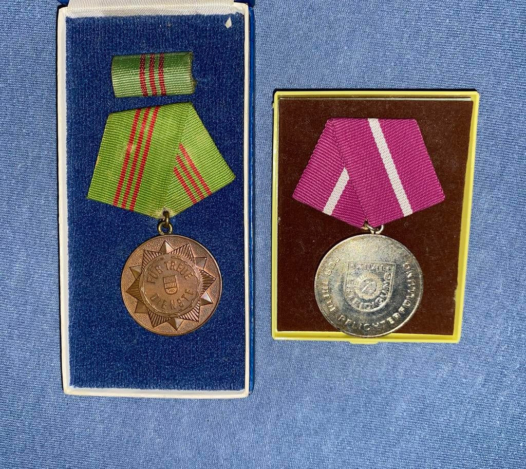 Set medailles DDR - trouwe dienst & civiele verdediging, Verzamelen, Ophalen of Verzenden, Landmacht, Duitsland, Lintje, Medaille of Wings