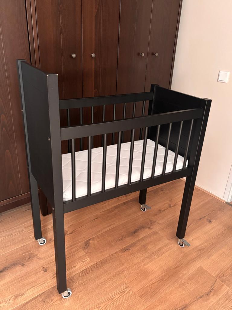 Kidsmill Noa Wieg Massief Beukenhout Mat Zwart + Matras, Ophalen, Zo goed als nieuw, Wieg