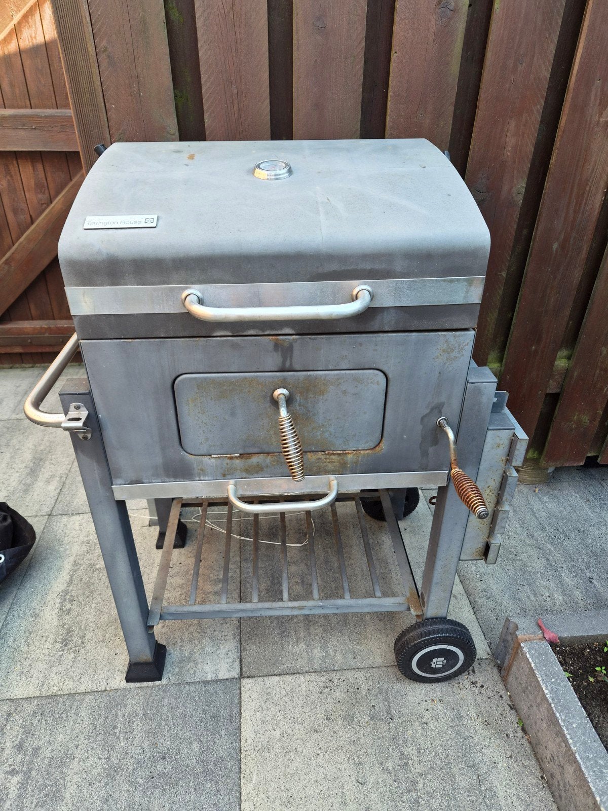 Tarrington House BBQ + hoes, Ophalen