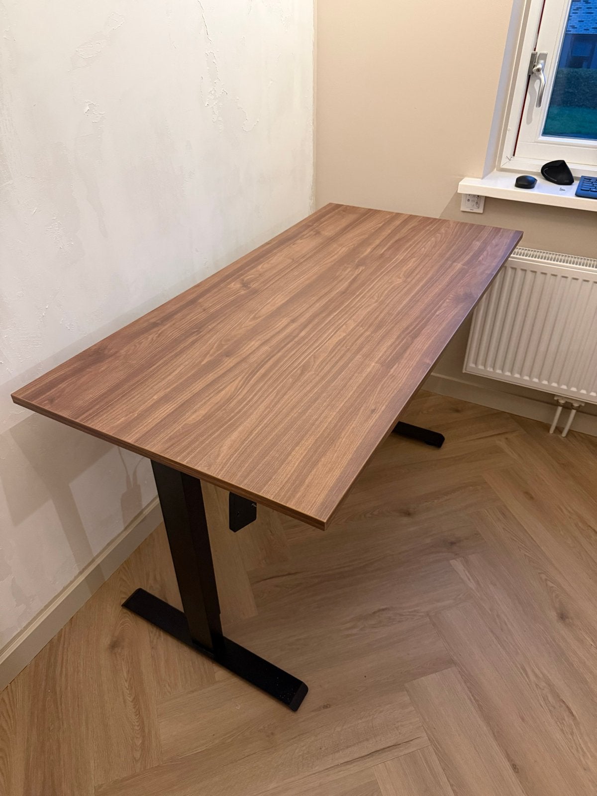 Zit-sta bureau 140x70 cm walnoot met zwart stalen poten, Ophalen, Zit-sta bureau, Elektrisch, Hout