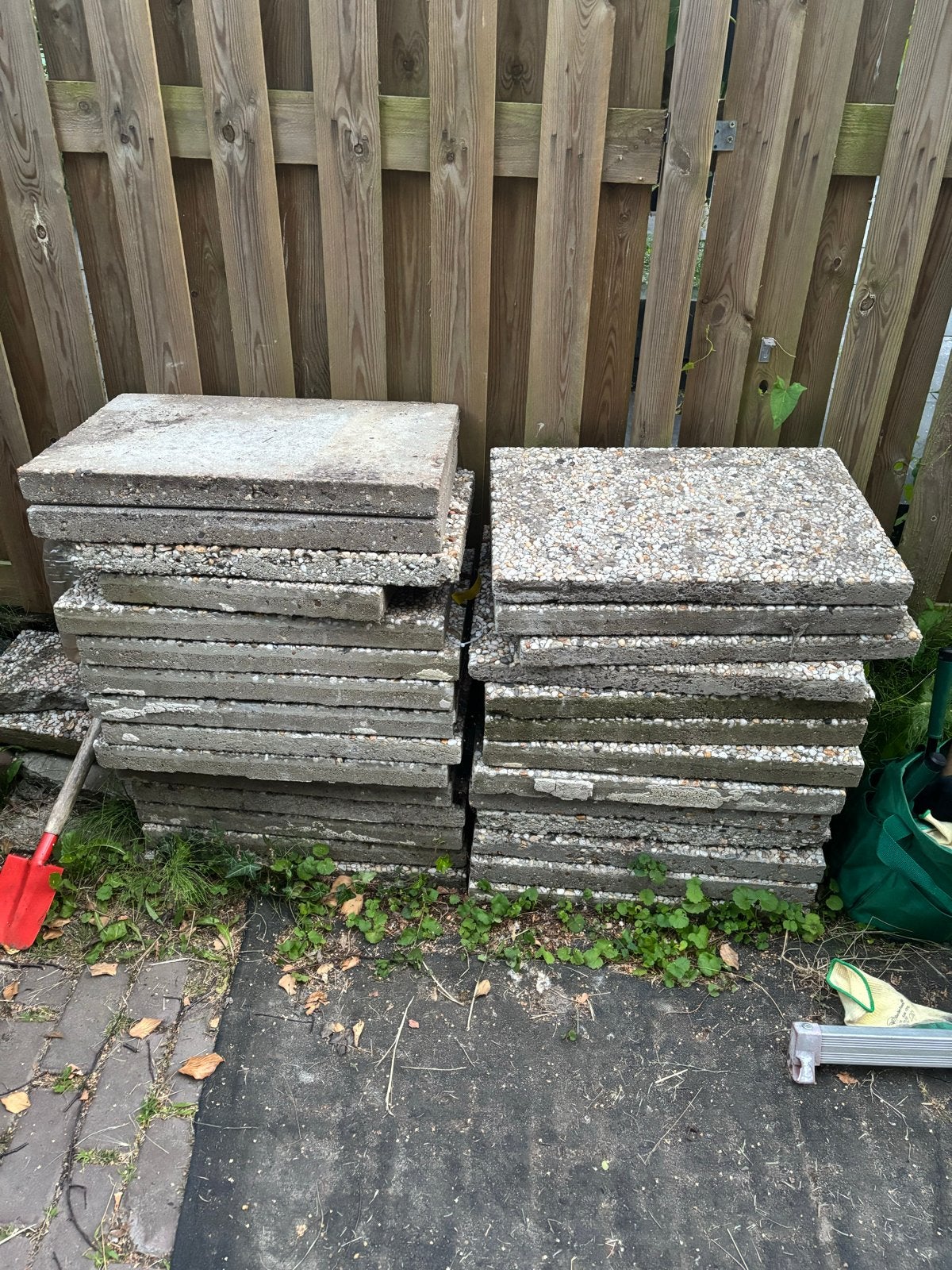 Gratis afhalen: Kiezeltegels en schuttingplanken, Tuin en Terras, Ophalen, Gebruikt, 10 m² of meer, Grind
