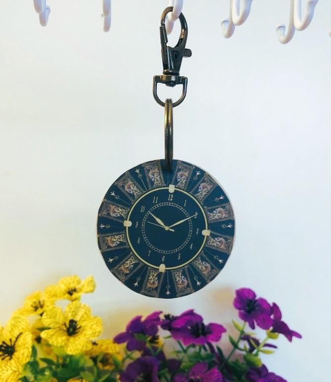 Vintage sleutelhanger klok ronde hout - zwart - metaal brons, Verzenden, Nieuw, Merk