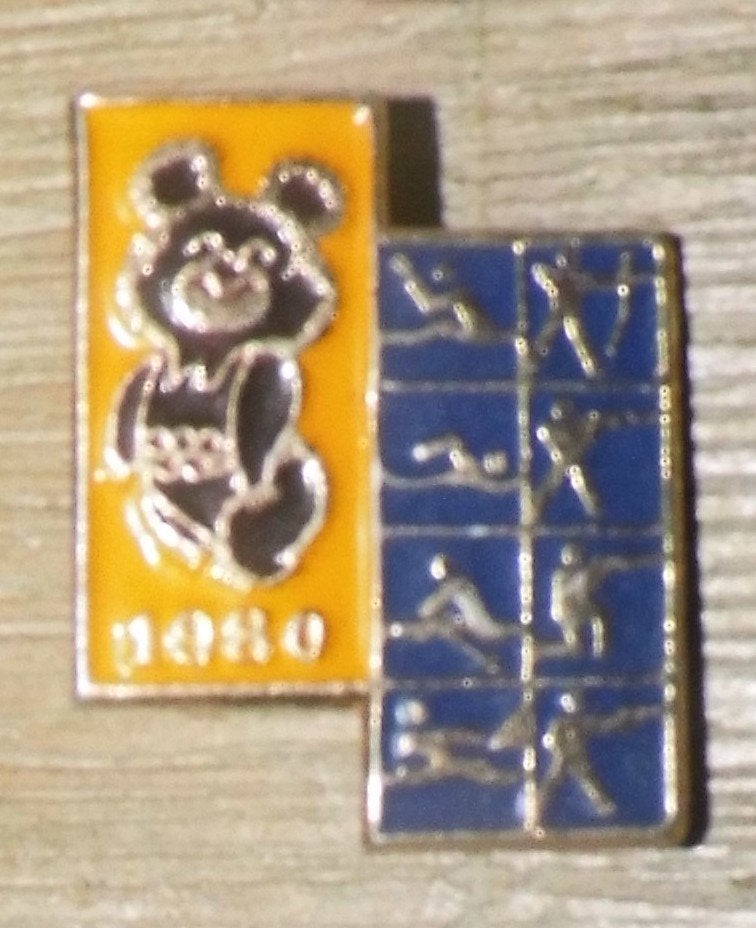 Speld Olympische Spelen Moskou 1980 - Misha met div sporten, Verzamelen, Verzenden, Gebruikt, Sport, Speldje of Pin