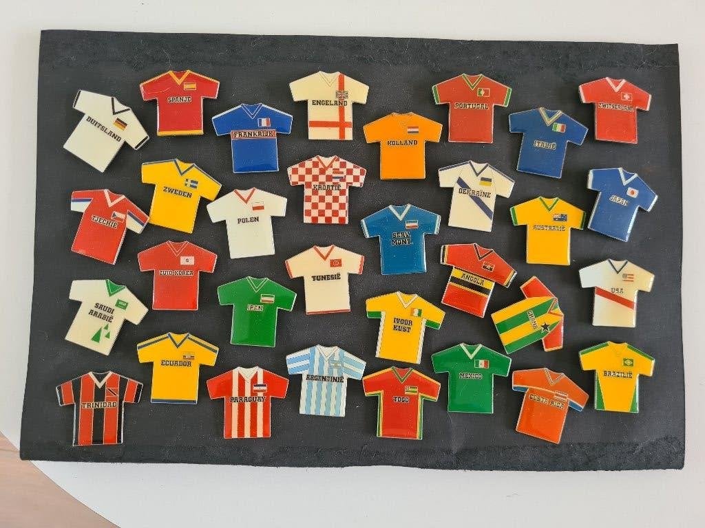Verzameling van 30 voetbalshirt-pins van diverse landen, Ophalen of Verzenden, Zo goed als nieuw, Sport, Speldje of Pin