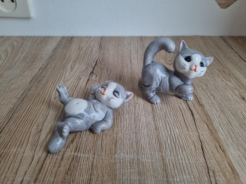 2 Mooie Vintage Katten Poes Beelden Grijs Wit Porselein, Verzamelen, Beelden en Beeldjes, Verzenden, Gebruikt, Dier