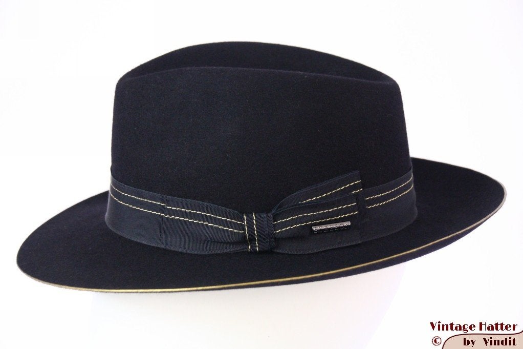 Gleufhoed Stetson blauwig zwart met gouden randje 56 nieuw, Stetson, Hoed, Nieuw, Ophalen of Verzenden