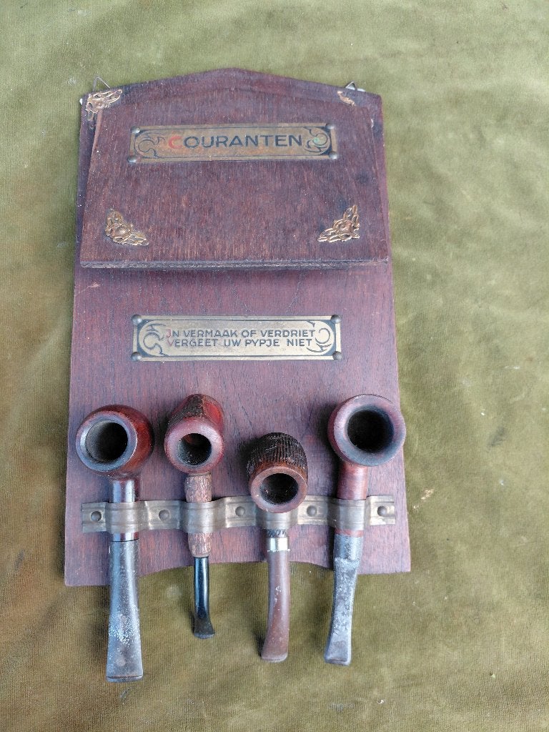 Antiek couranten- en pijpenrek met spreuk en 4 pijpen., Verzenden