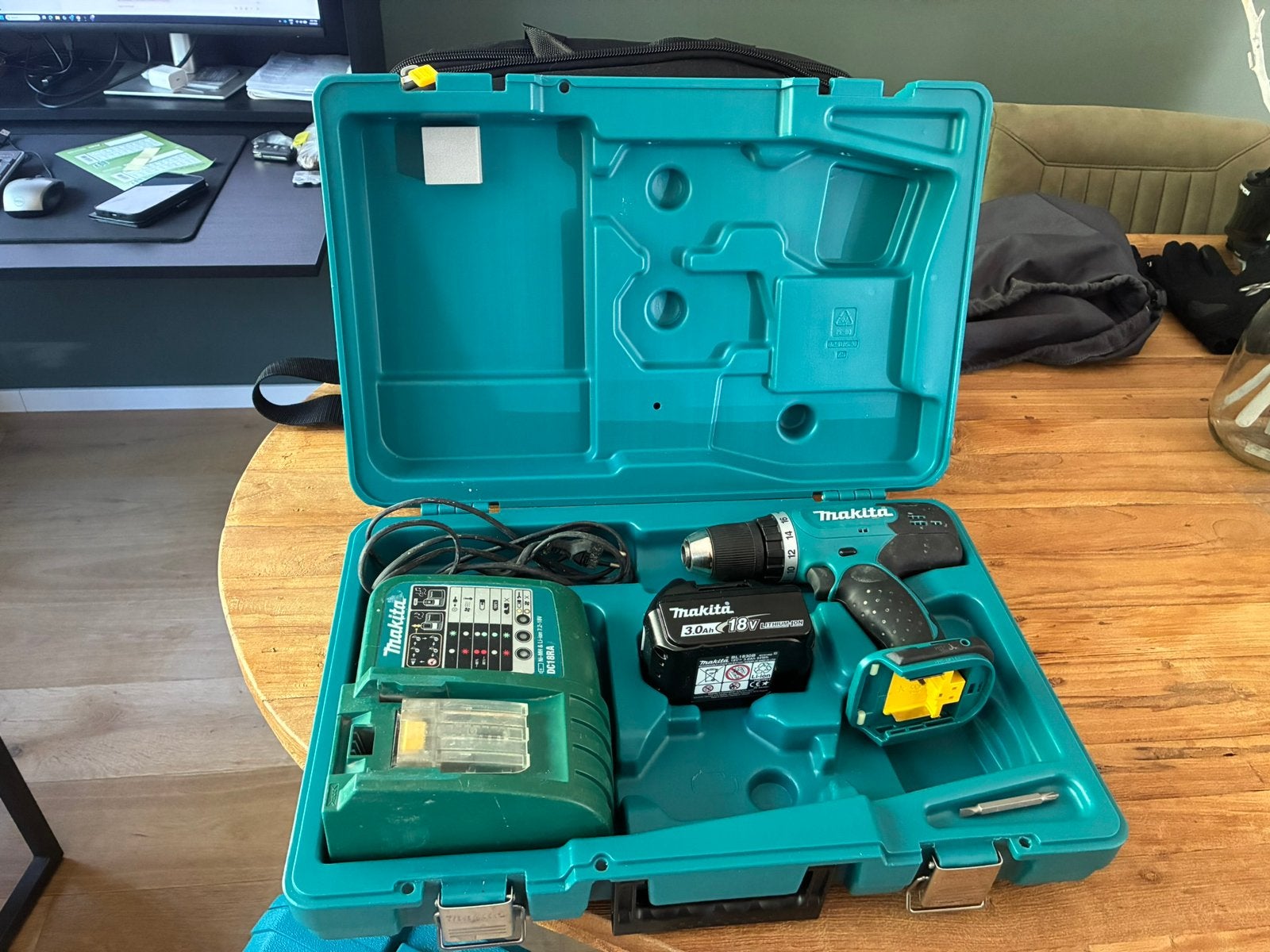Makita 18V accu boor/schroefmachine met lader en accu, Gebruikt, Makita, Ophalen of Verzenden, Boor- en Schroefmachine