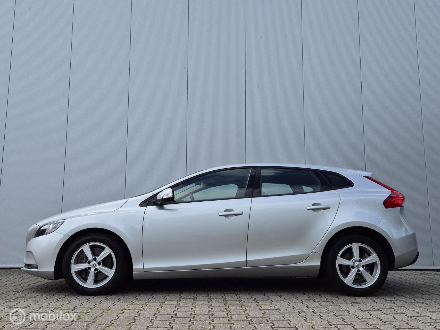 VOLVO V40 1.5 T2 EDITION AUTOMAAT/LED/NAVI/BLUETOOTH/CRUISE/, Auto's, Euro 6, 700 kg, 122 pk, Origineel Nederlands