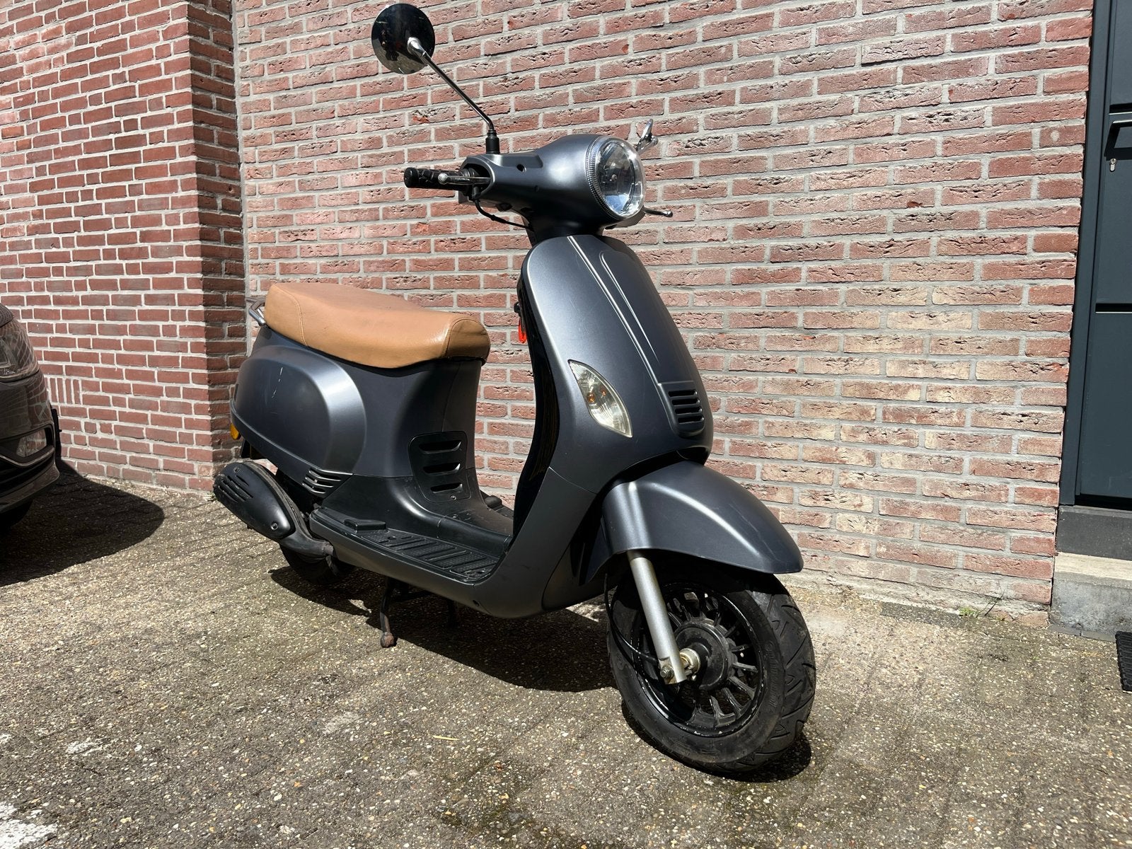 Grijze scooter met bruin zadel, incl. windscherm, Ophalen, Gebruikt, Overige modellen, Benzine