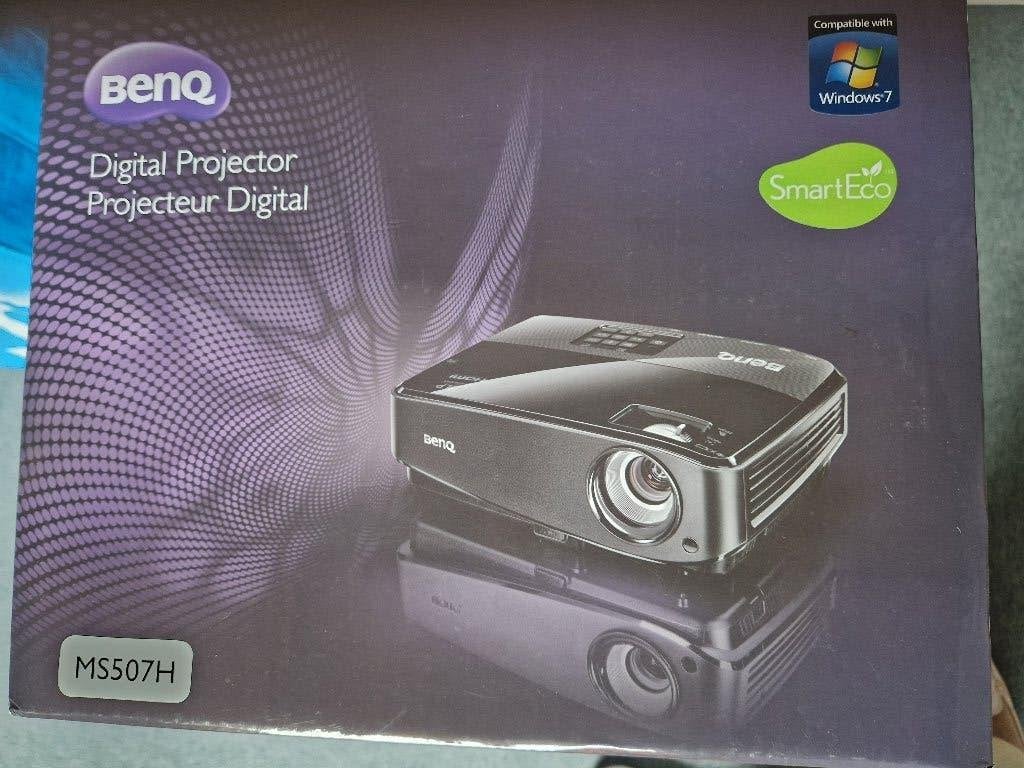 Benq beamer met projectiescherm, Audio, Tv en Foto, Beamers, Ophalen, Overige technologieën, BenQ, Zo goed als nieuw