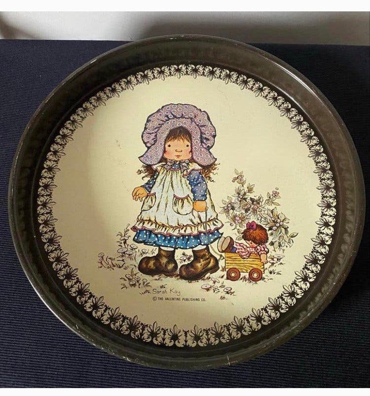 Sarah Kay dienblad van blik. Doorsnede 30 cm., Ophalen of Verzenden, Gebruikt, Overige, Overige merken