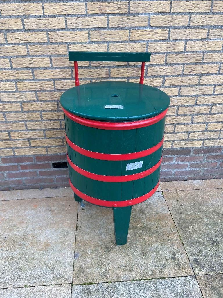 Ouderwetse houten wastobbe., Ophalen