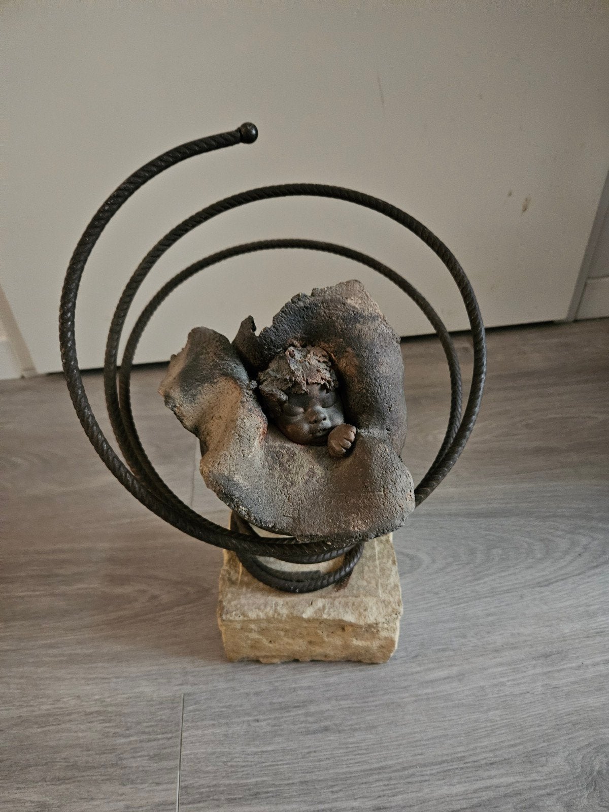 Unieke sculptuur: Slapend kindje in spiraal, Ophalen