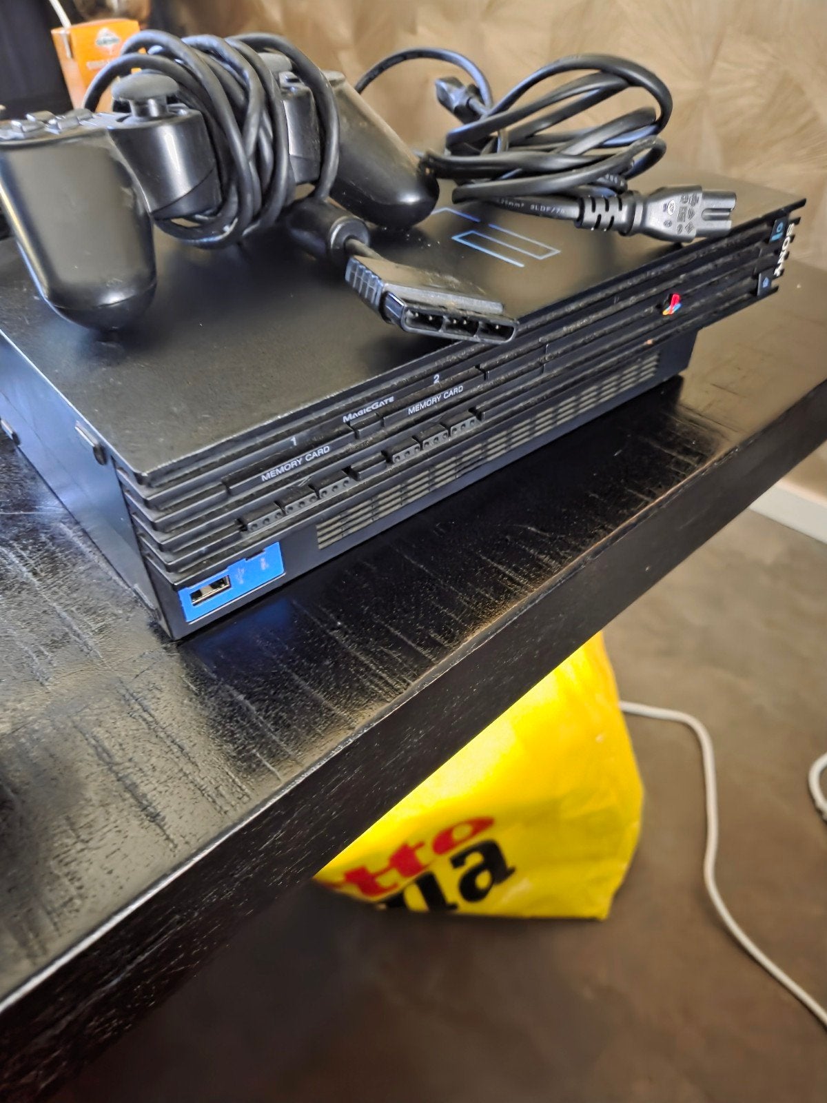 2 x ps2 waarvan 1 defect, met 4 controllers ., Spelcomputers en Games, Ophalen, Met 2 controllers