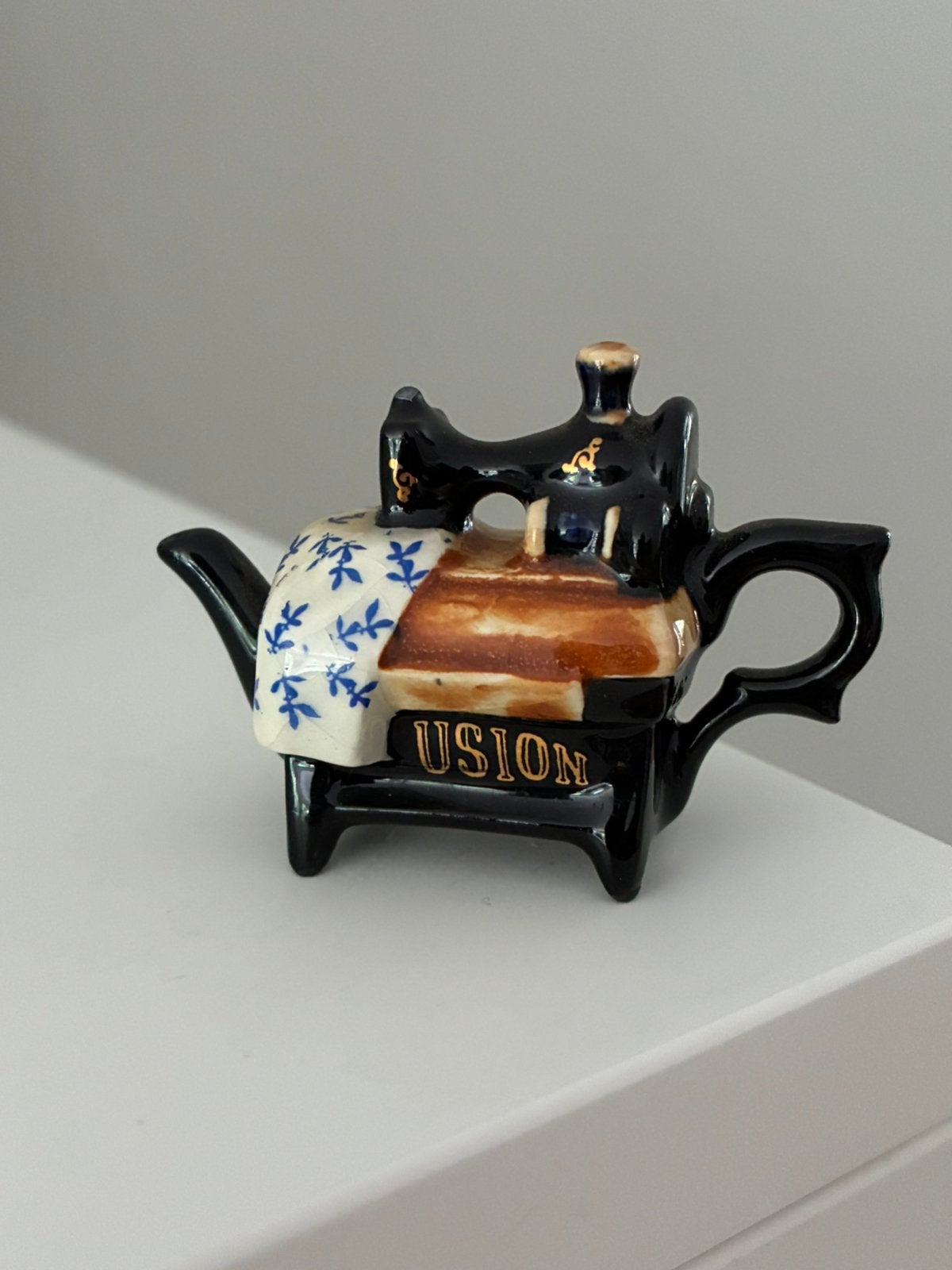 Theepot miniatuur naaimachine Paul Cardew porselein vintage, Ophalen of Verzenden