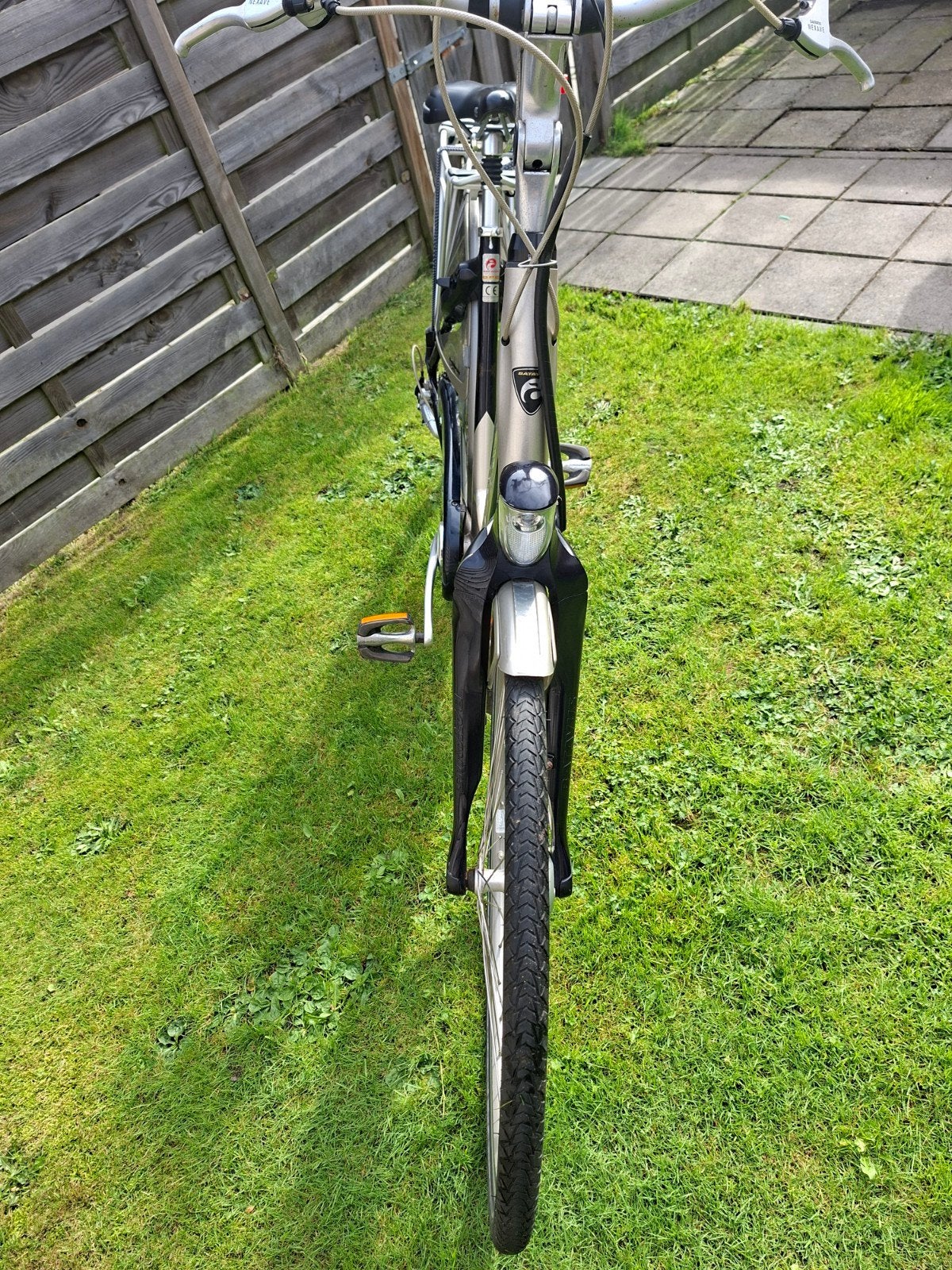 Foto 5 van batavus elektrische fiets met nog een handleiding erbij.