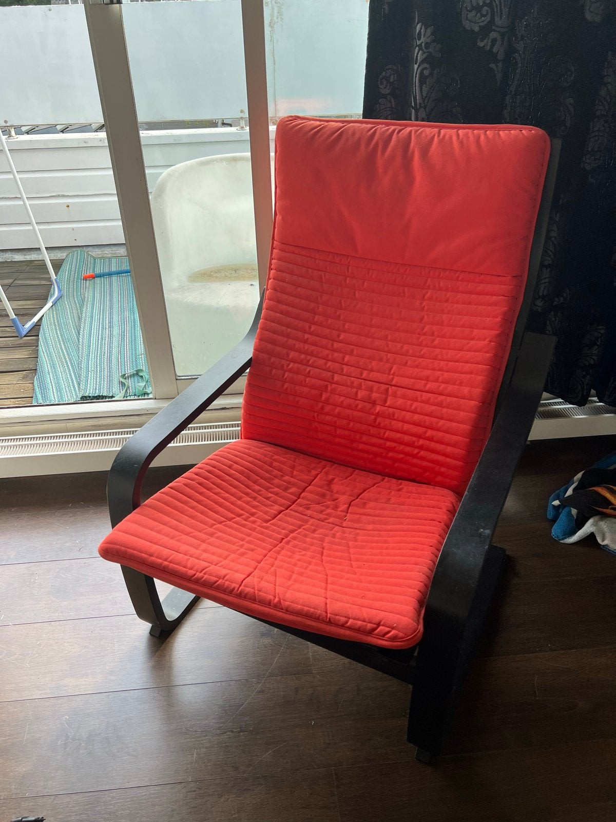 Ikea Poäng stoel zwart met rood, Ophalen, Gebruikt, Eén, Rood