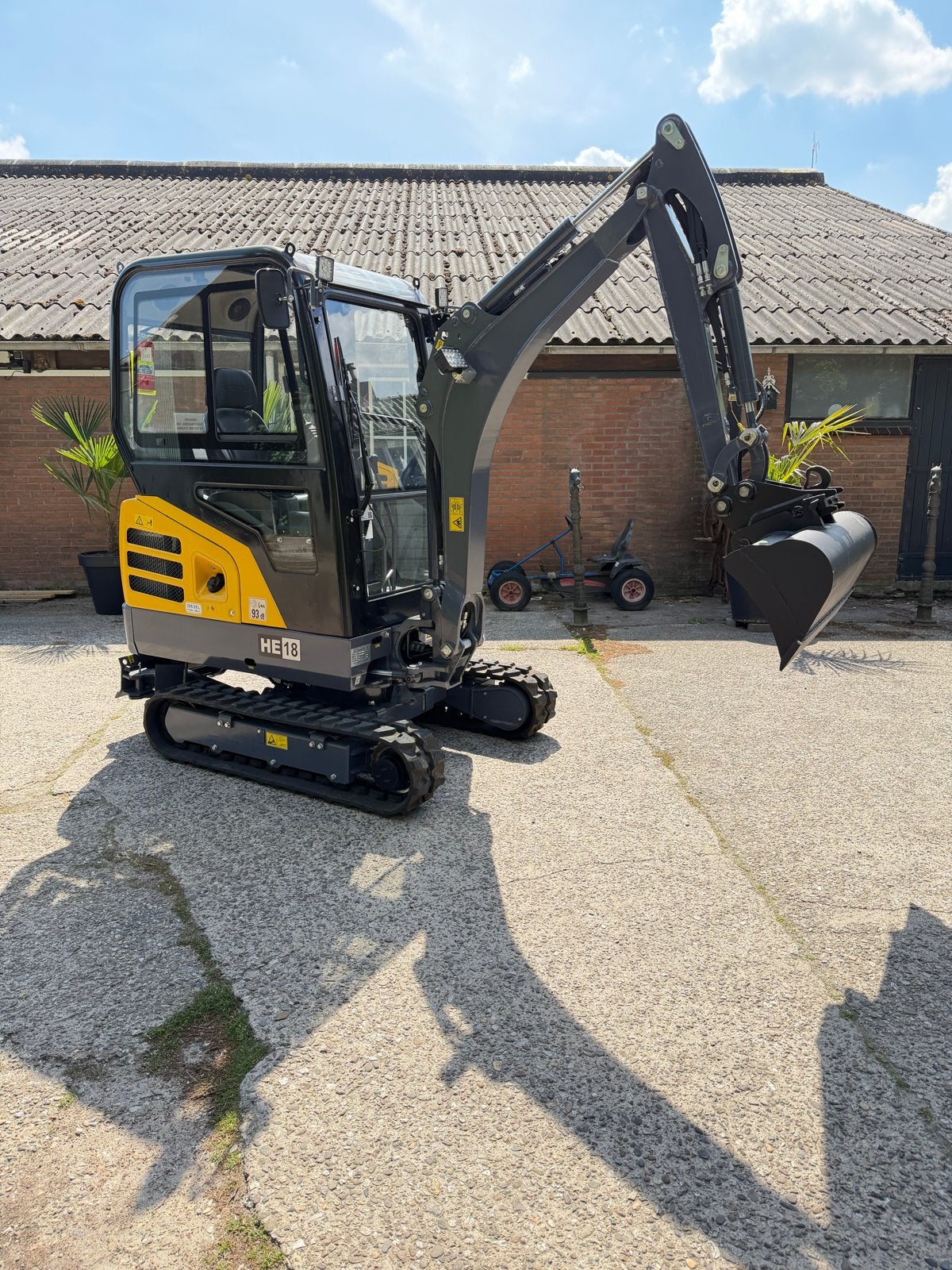 Demo Eurotrac HE18 Kraan met 12 draaiuren en 3 bakken, Ophalen of Verzenden, Graafmachine