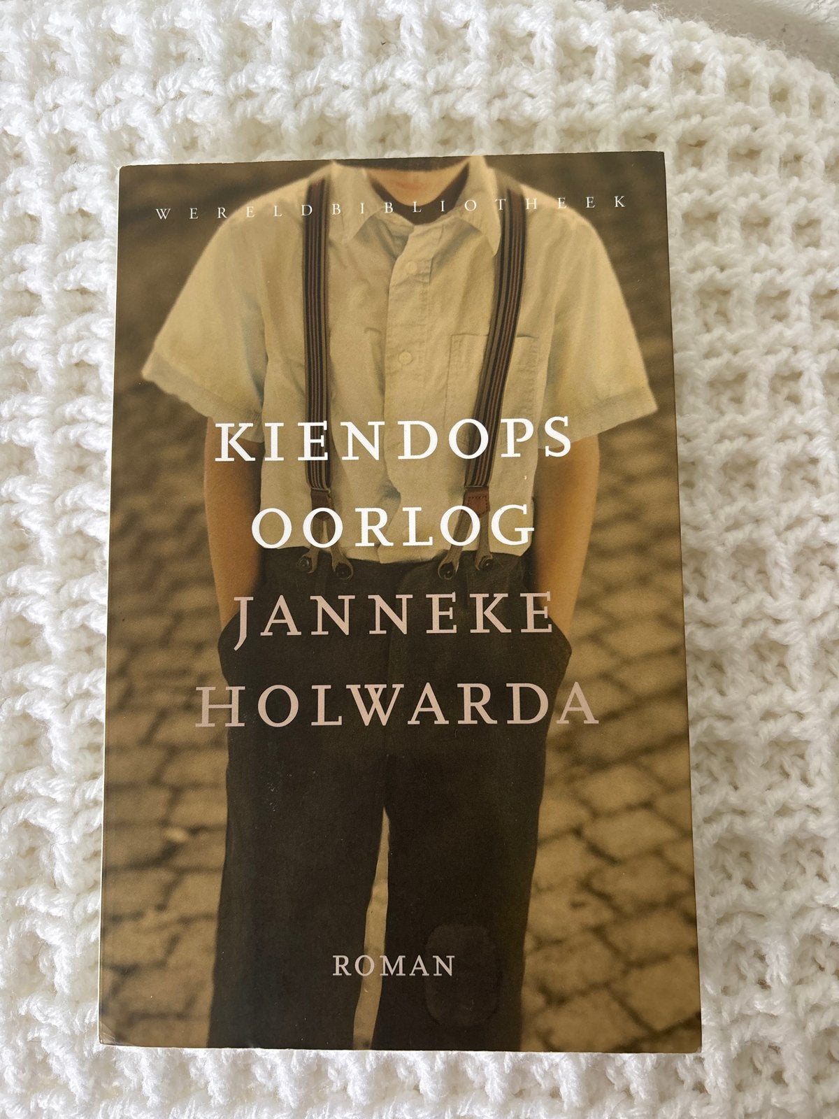Kiendops Oorlog - Janneke Holwarda (Roman), Ophalen of Verzenden, Gelezen, Nederland
