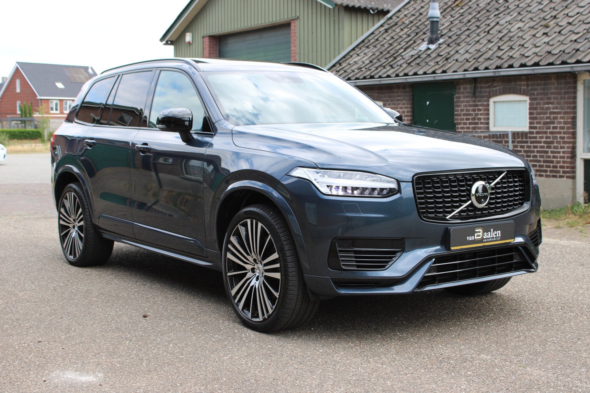 Volvo XC90 2.0 T8 Recharge AWD R-DESIGN SOh 100% 7-PERS LEER, Auto's, Volvo, Gebruikt, 4 cilinders, 1969 cc, Blauw
