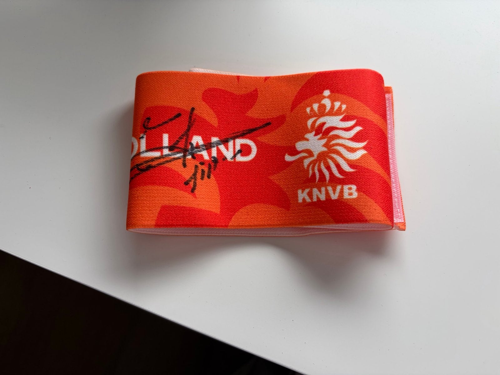 Gesigneerde KNVB aanvoerdersband - Jaap Stam, Verzamelen, Ophalen of Verzenden, Nieuw, Overige binnenlandse clubs, Overige typen