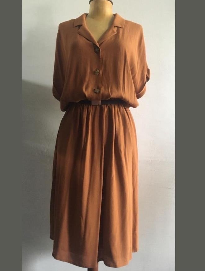 Nieuwe mooie bruine midi jurk met knopen, Maat 38/40 (M), Bruin, Nieuw, Ophalen of Verzenden