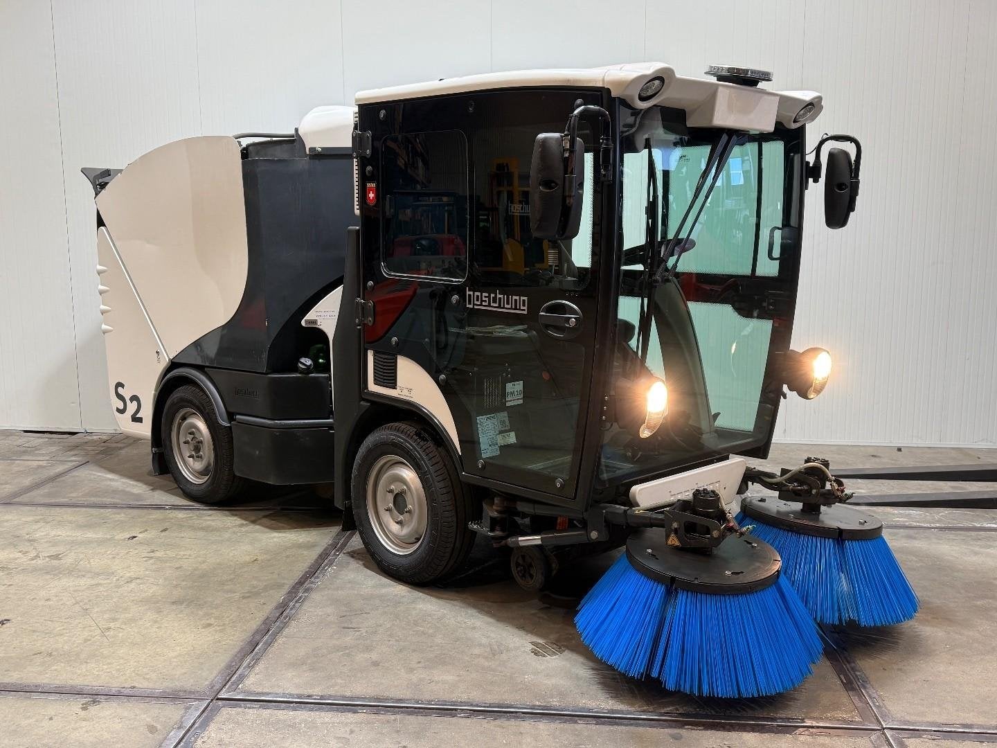 Boschung S2 2020 Straatveger met werk HL1172