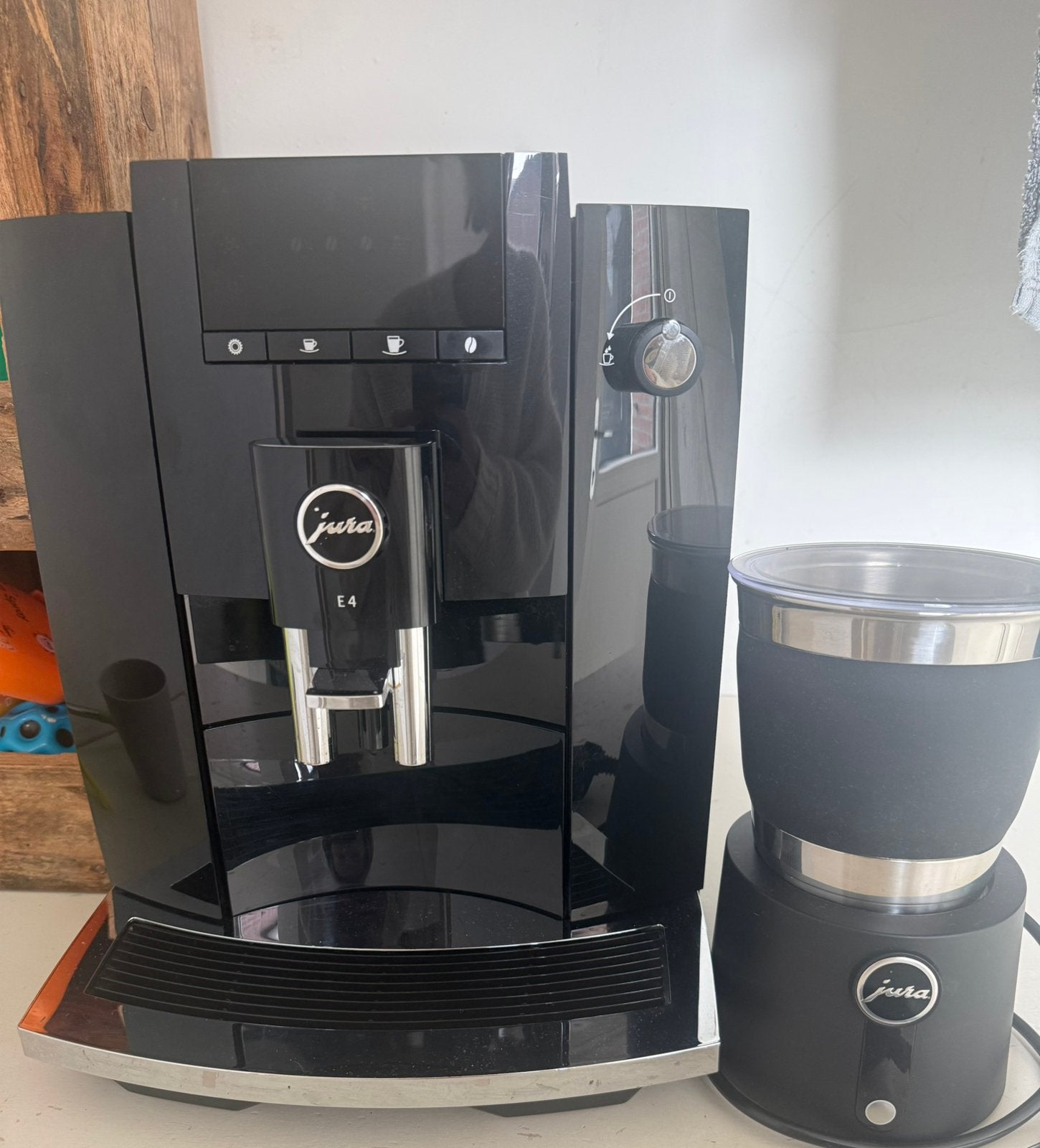 Jura E4 volautomatische koffiemachine incl nieuwe filter, Ophalen of Verzenden, Zo goed als nieuw, Koffiemachine, Koffiebonen