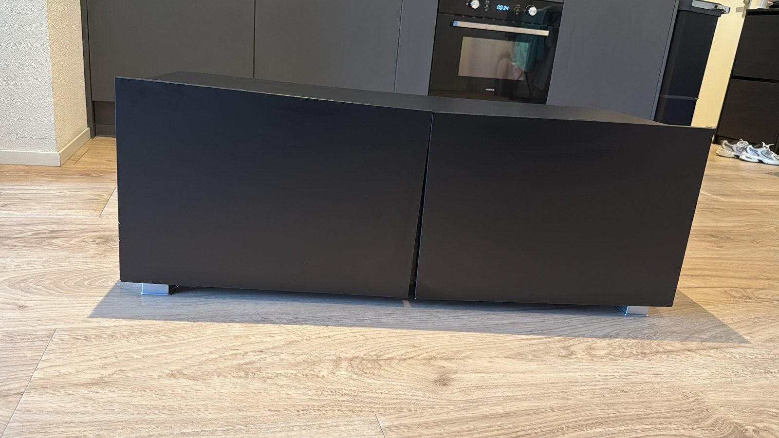 Modern zwart tv-meubel met schuine deuren, Huis en Inrichting, Kasten | Televisiemeubels, Overige materialen, Gebruikt, 100 tot 150 cm