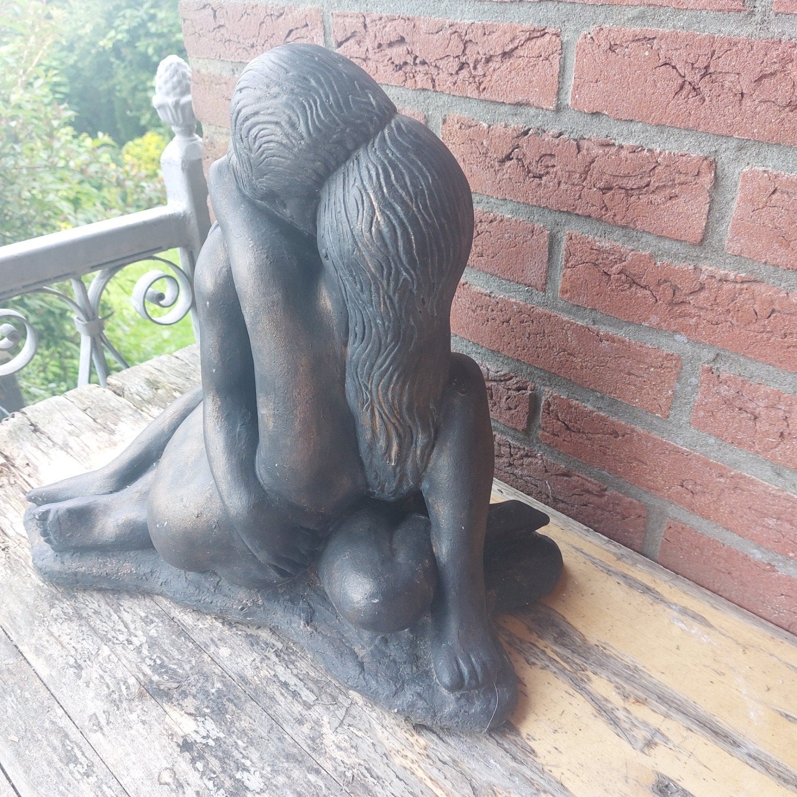 Betonnen beeld van verliefd stel, Antiek en Kunst, Ophalen of Verzenden, 20 - 50 cm, Steen of Keramiek, Beeld
